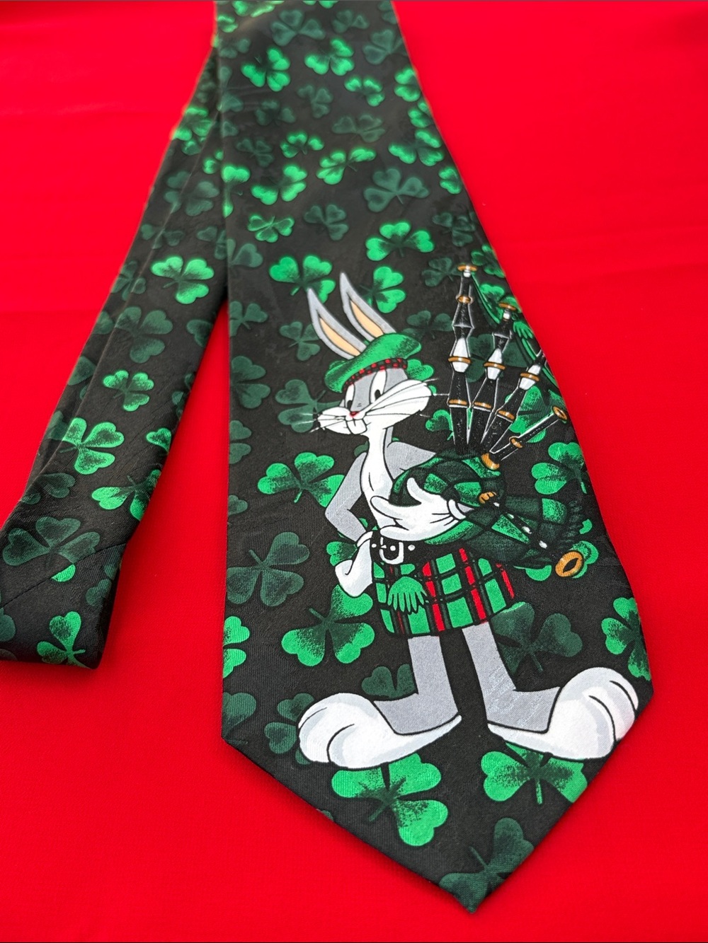 Warner. Bros. Looney Tunes vintage Irish bagpipe Bugs tie!!